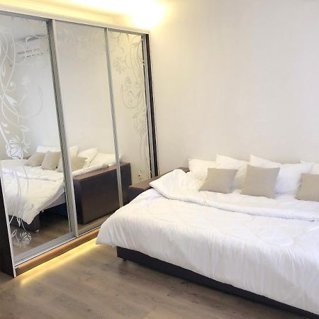 Жд Вокзал Пр Победы 67-В Метро Нивки Парк Шулявка Apartment Kyiv Exterior photo